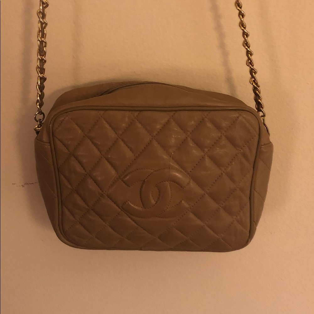 Elegant Tan Quilted Crossbody Bag - Picture 2 of 5